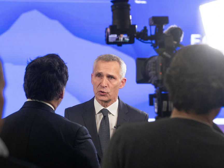 الأمين العام لحلف شمال الأطلسي "الناتو" ينس ستولتنبرج خلال مقابلة تلفزيونية على هامش منتدى دافوس الاقتصادي في سويسرا. 18 يناير 2023 - REUTERS