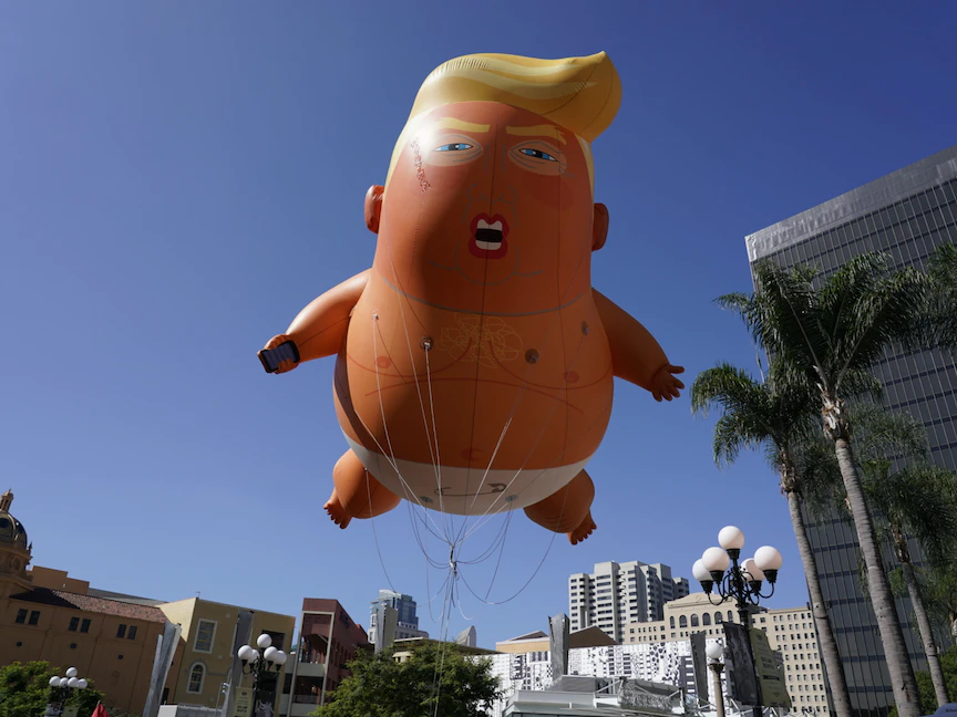 بالون "الطفل ترمب" الذي استخدمه متظاهرون في لندن اعتراضاً على زيارة الرئيس الأميركي لبريطانيا عام 2019 - REUTERS