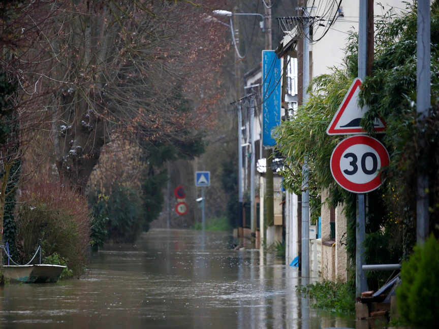 لافتة تشير إلى تحديد السرعة بـ30 كيلومتراً في الساعة بأحد شوارع العاصمة الفرنسية باريس - REUTERS
