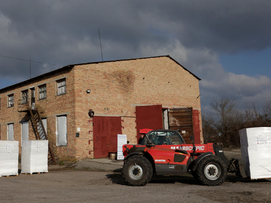 رافعة شوكية تحمل صناديق تحتوي على أكياس حبوب تعود لمنظمة الأغذية والزراعة للأمم المتحدة (فاو) في قرية كوزين في منطقة كييف أوكرانيا. 9 نوفمبر 2022 - REUTERS