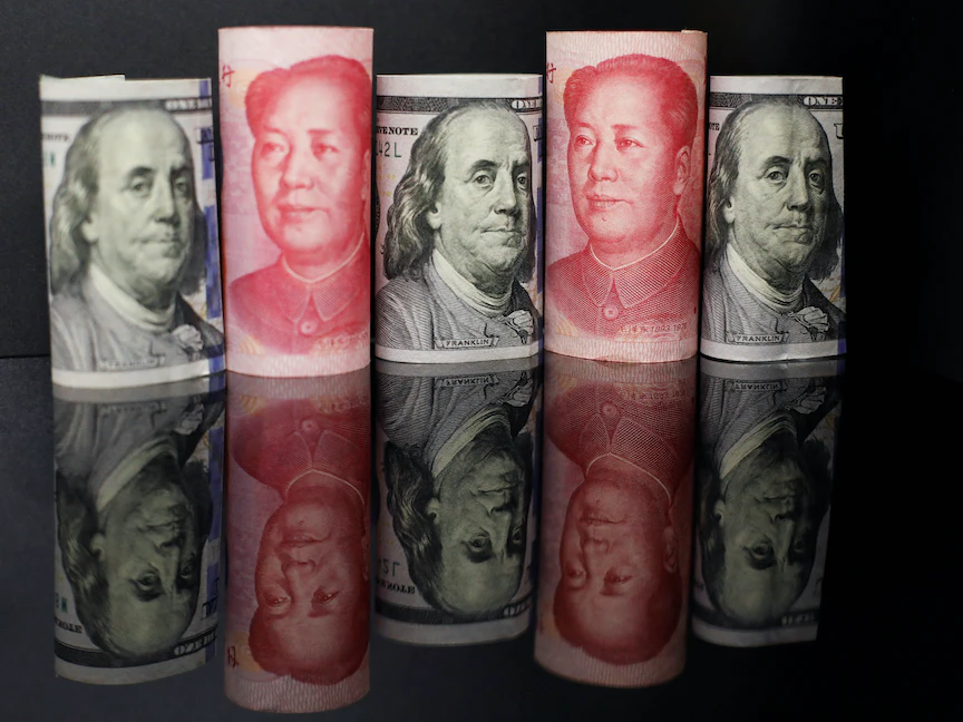 أوراق نقدية من اليوان الصيني والدولار الأميركي - REUTERS