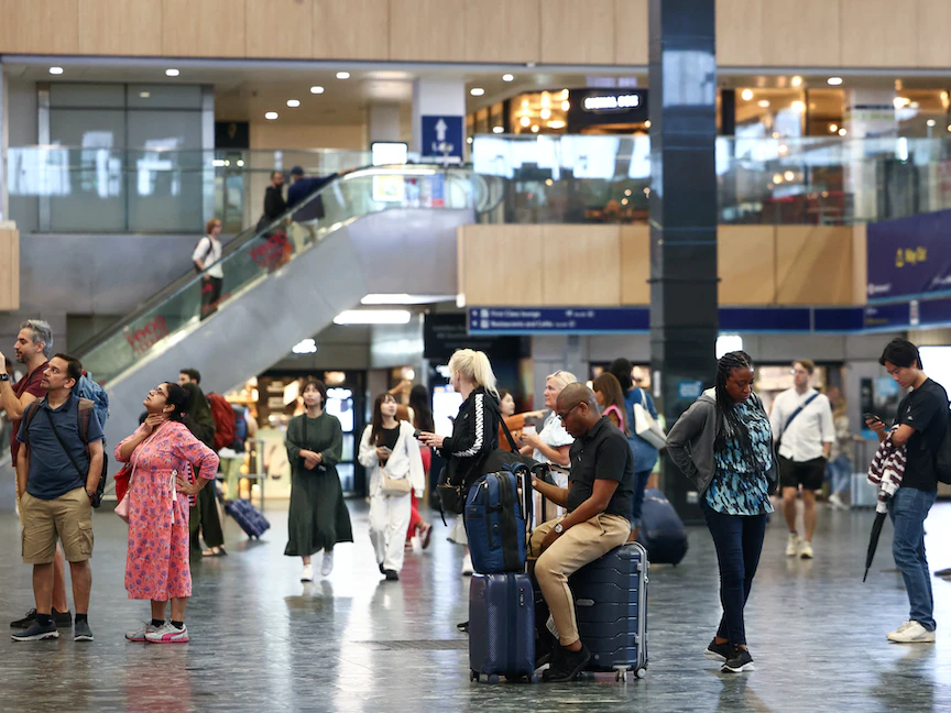 مسافرون في محطة يوستن في لندن وسط إضراب عمال السكك الحديدية - 20 أغسطس 2022 - REUTERS