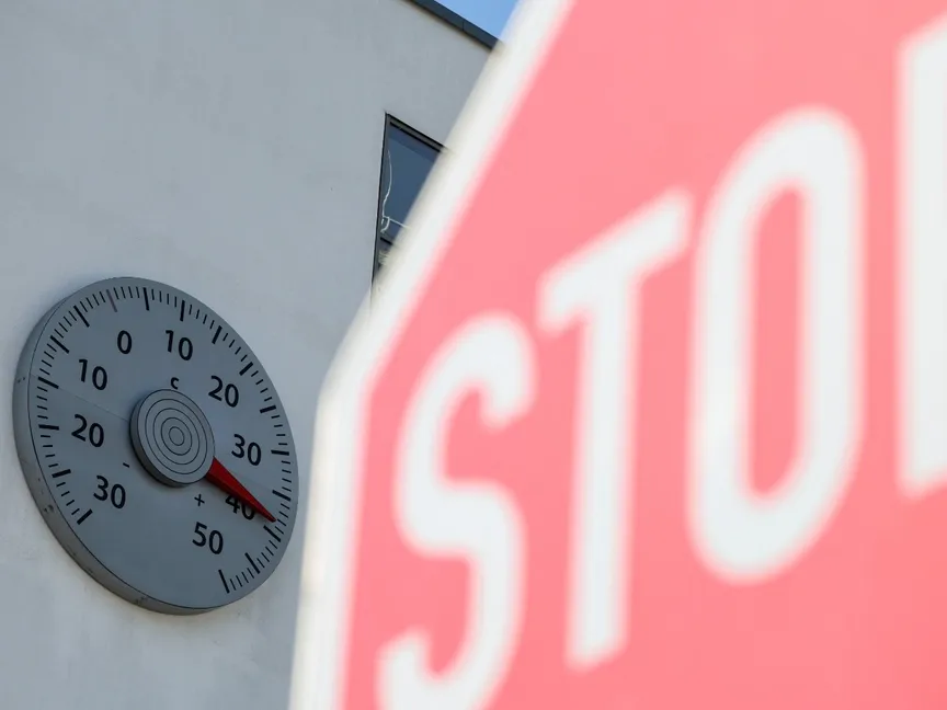 علامة توقف مع مقياس حرارة مثبت على جدار مقر اتفاقية الأمم المتحدة الإطارية بشأن تغير المناخ في بون بألمانيا. 1 يوليو 2025 - Reuters