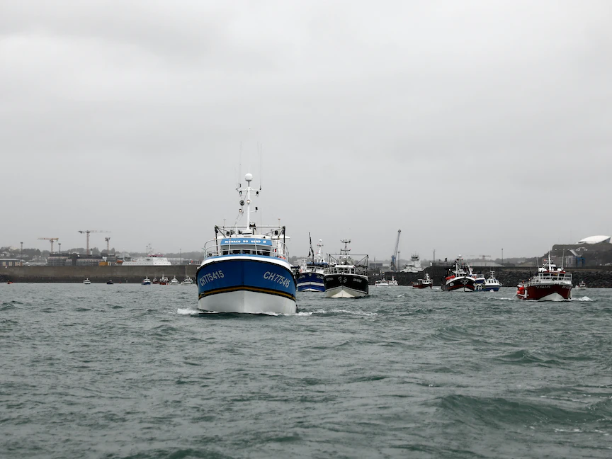 قوارب صيد فرنسية خلال احتجاج قبالة جزيرة جيرسي البريطانية - 6 مايو 2021 - AFP