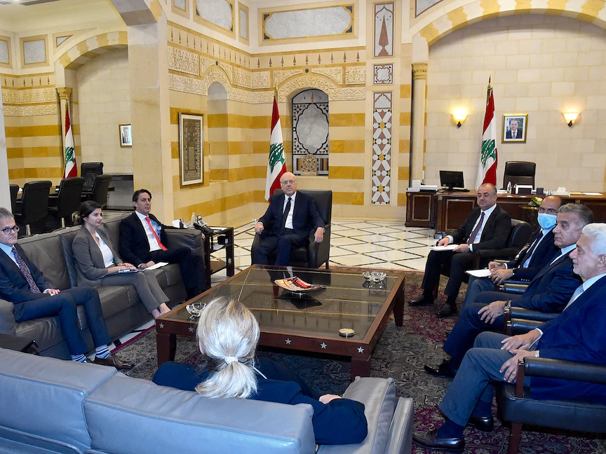 الوسيط الأميركي بمفاوضات ترسيم الحدود البحرية بين إسرائيل ولبنان آموس هوكستين خلال لقائه مع رئيس الحكومة اللبنانية نجيب ميقاتي في بيروت- 9 سبتمبر 2022 - AFP