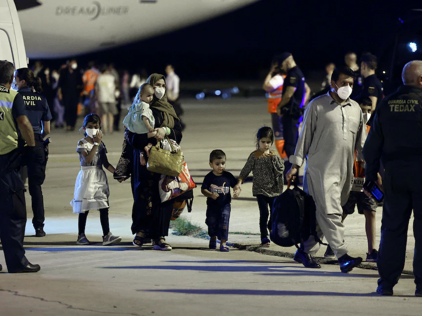أفراد عائلات الأفغان الذين تعاونوا في أفغانستان مع السلطات الإسبانية يصلون من إسلام آباد على متن طائرة استأجرتها إسبانيا إلى قاعدة توريخون دي أردوز الجوية العسكرية شرق مدريد- 10 أغسطس 2022. - AFP