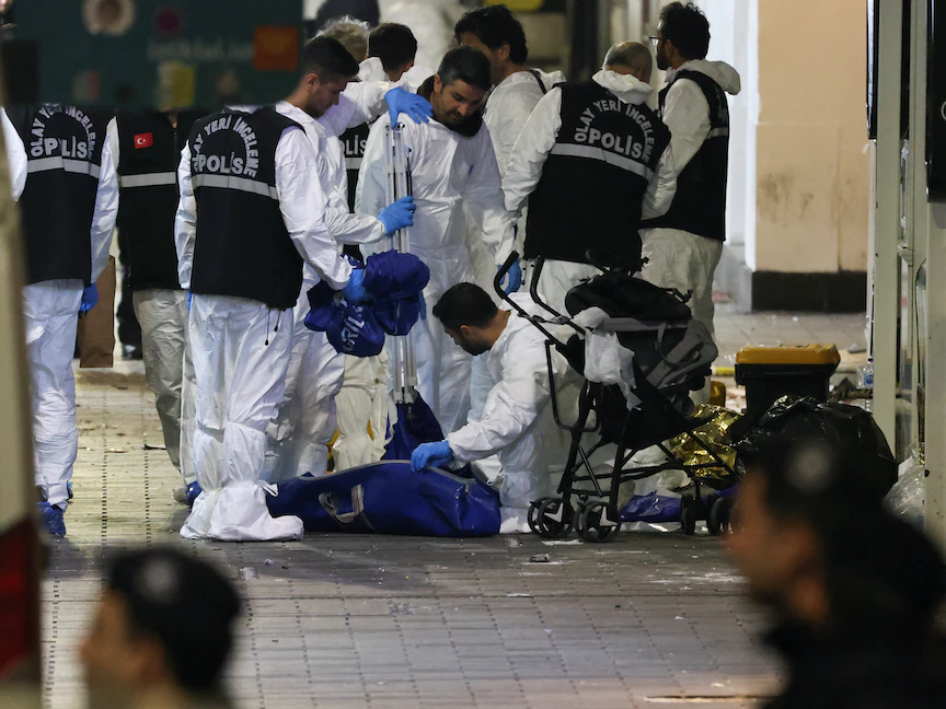 أعضاء من الشرطة بالقرب من موقع انفجار في وسط إسطنبول - 13 نوفمبر 2022 - REUTERS