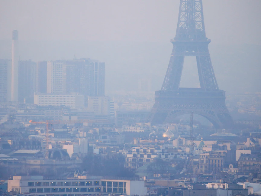 برج إيفل محاط بضباب معبأ بجزئيات ملوثة فوق أفق العاصمة الفرنسية باريس، حيث تعرضت مدينة النور لأسوأ تلوث للهواء خلال عقد من الزمان - 9 ديسمبر 2016 - REUTERS
