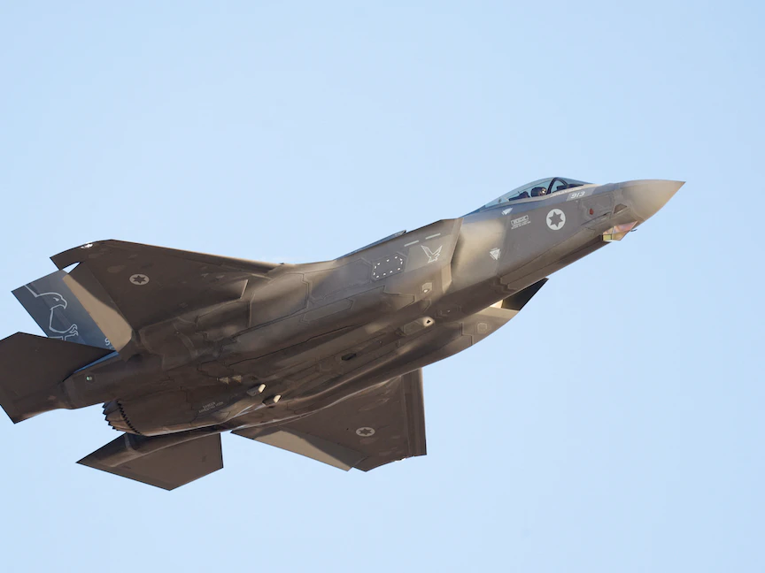 طائرة مقاتلة من طراز F-35 تحلق خلال حفل تخرج طياري سلاح الجو الإسرائيلي في قاعدة حتريم الجوية، جنوب إسرائيل. 29 يونيو 2023 - REUTERS