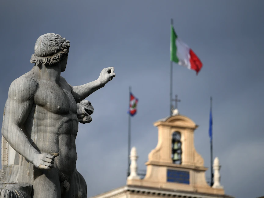 علم إيطاليا على مبنى القصر الرئاسي في العاصمة الإيطالية روما- 4 يناير 2022 - AFP