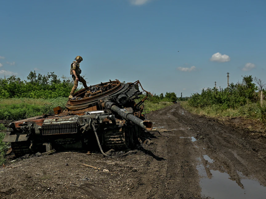 جندي أوكراني يقف فوق دبابة مدمرة في ضواحي زابوروجيا بجنوب شرقي أوكرانيا. 21 يوليو 2023 - REUTERS