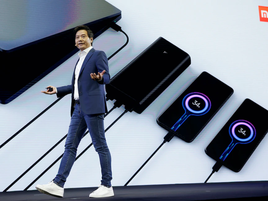 الرئيس التنفيذي لشركة شاومي، لي جون، خلال حفل إطلاق منتج "Mi9 Pro 5G" في العاصمة الصينية بكين - 24 سبتمبر 2019 - REUTERS