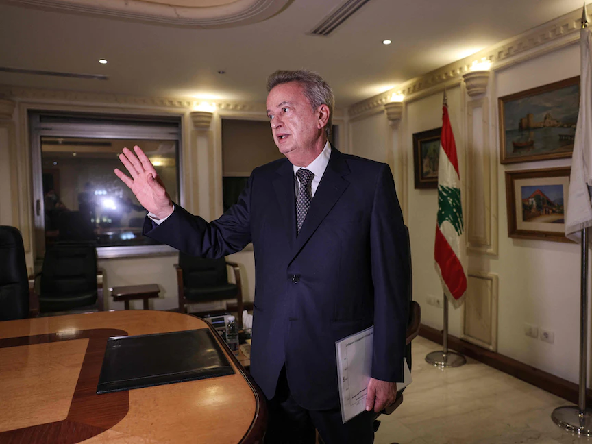 حاكم المصرف المركزي رياض سلامة خلال مقابلة مع وكالة "فرانس برس". 20 ديسمبر 2021. - AFP