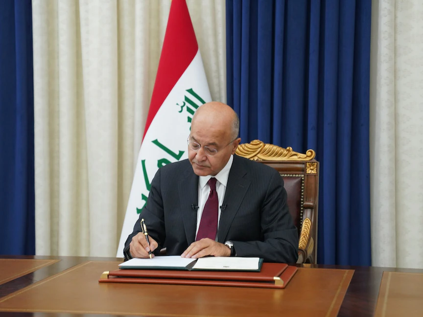 الرئيس العراقي برهم صالح يوقع على مرسوم الانتخابات التشريعية المبكرة والمقررة في أكتوبر المقبل- 12 أبريل 2021 - Twitter/IraqiPresidency