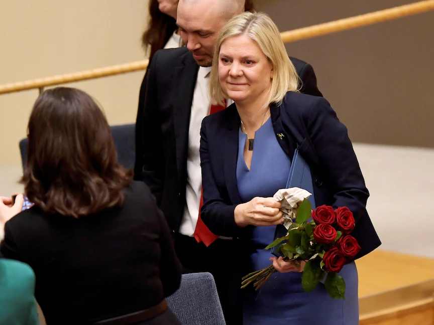 وزيرة المال ماغدالينا أندرسون تحمل وروداً حمراء بعد انتخابها رئيسة لوزراء السويد في البرلمان - 24 نوفمبر 2021 - REUTERS