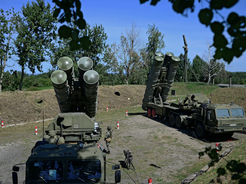 منظومة "إس 400" الروسية خلال تدريبات للجيش الروسي في كالينينغراد في روسيا - REUTERS