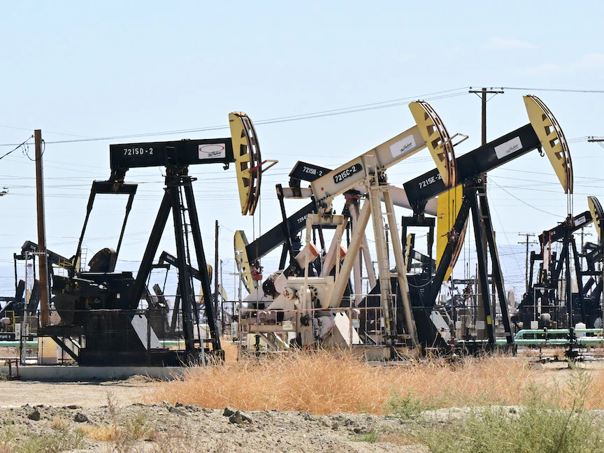 رافعات ضخ النفط على طول جزء من الطريق السريع 33 المعروف باسم طريق البترول السريع شمال ماكيتريك في مقاطعة كيرن، كاليفورنيا. 28 سبتمبر 2022 - AFP