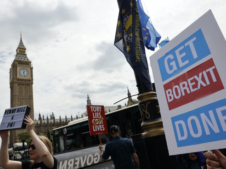 احتجاجات مناهضة لخروج بريطانيا من الاتحاد الأوروبي "بريكست" أمام مقر البرلمان في العاصمة لندن. 13 يوليو 2022 - AFP