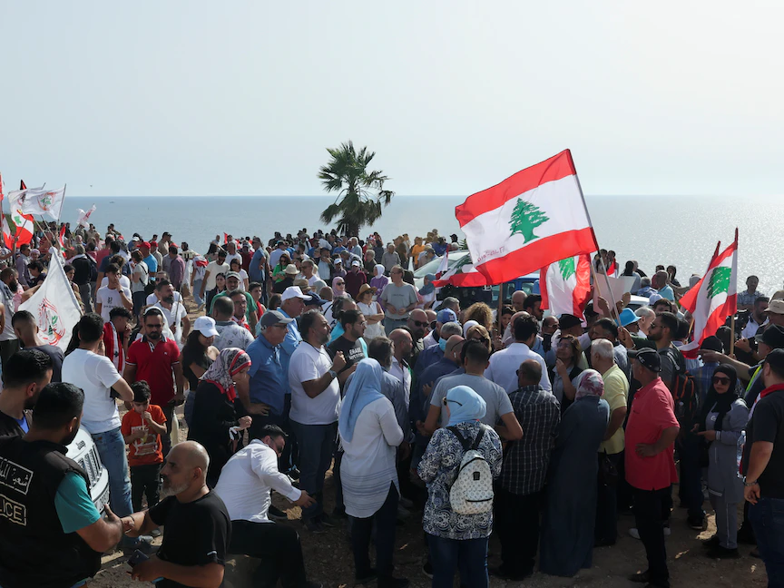 متظاهرون لبنانيون في الناقورة يحتجون على بدء إسرائيل استخراج الغاز من المنطقة المتنازع عليها. 11 يونيو 2022 - REUTERS