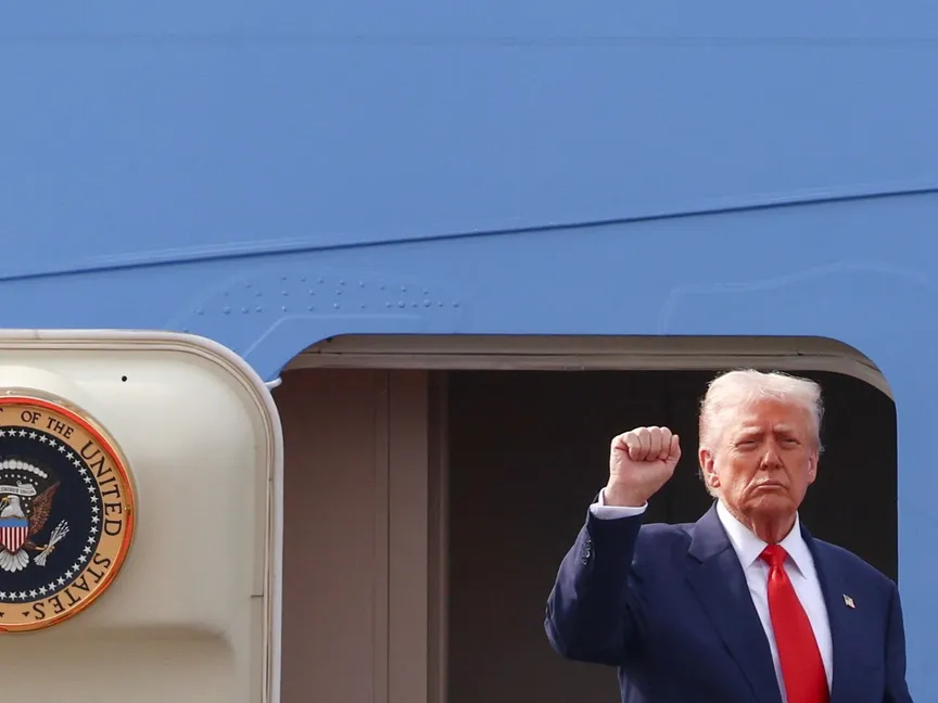 الرئيس الأميركي دونالد ترمب أثناء صعوده إلى طائرة الرئاسة في مطار جيمهاي الدولي في بوسان، كوريا الجنوبية، 30 أكتوبر 2025 - Reuters