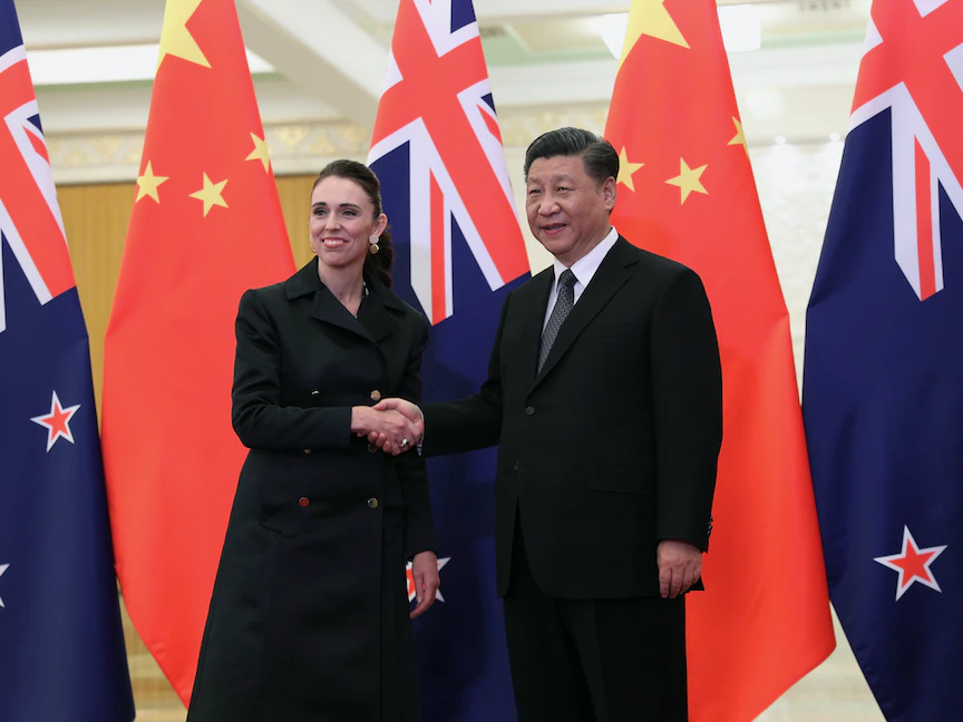 الرئيس الصيني شي جين بينج ورئيسة الوزراء النيوزيلندية جاسيندا أرديرن يتصافحان في بكين - 1 أبريل 2019 - REUTERS