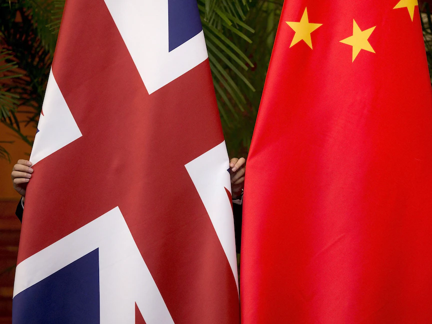 العلمان الصيني والبريطاني - REUTERS