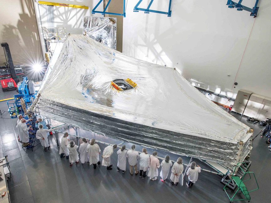 وحدة اختبار Sunshield التي سيتم استخدامها في تلسكوب جيمس ويب الفضائي التابع لناسا في غرفة الأبحاث بمنشأة نورثروب جرومان في ريدوندو بيتش بولاية كاليفورنيا الأميركية، في هذه الصورة المنشورة من وكالة ناسا الصادرة يوم 25 يوليو 2014 - Reuters