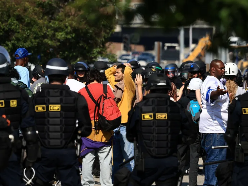 ضباط إنفاذ القانون يحتجزون المتظاهرين بالقرب من مبنى إدوارد ر. رويال الفيدرالي خلال احتجاج على حملات الهجرة الفيدرالية في وسط مدينة لوس أنجلوس، كاليفورنيا، الولايات المتحدة الأميركية. 10 يونيو 2025 - Reuters