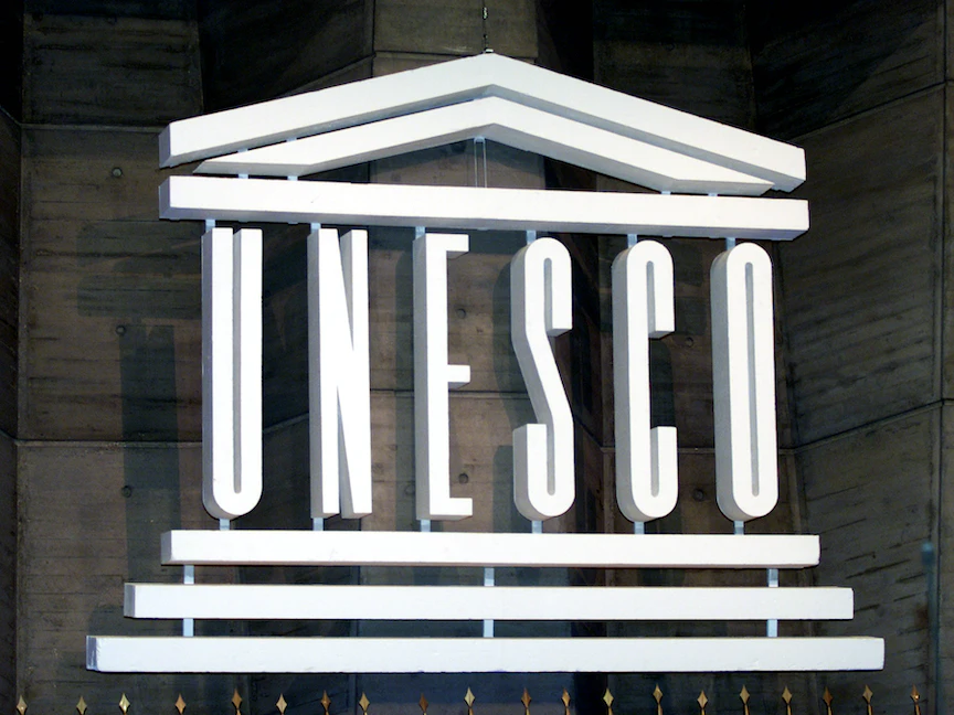 صورة أرشيفية تظهر شعار منظمة "يونيسكو" أمام المقر الرئيسي في باريس - REUTERS