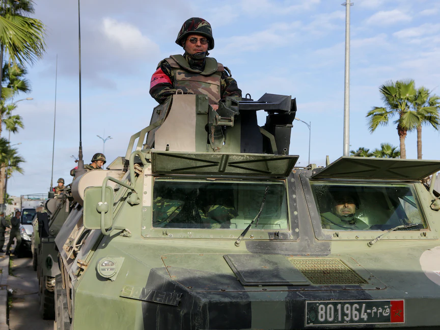 مركبة عسكرية في شوارع مدينة الدار البيضاء خلال فترة الإغلاق بسبب تفشي فيروس كورونا، 21 مارس 2020 - REUTERS