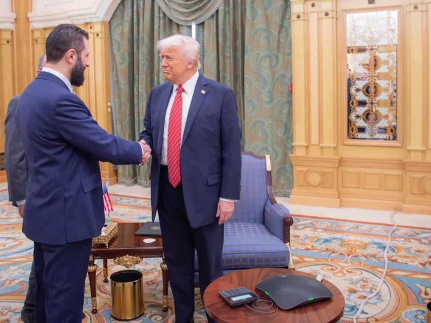 الرئيس الأميركي دونالد ترمب يصافح الرئيس السوري أحمد الشرع بالعاصمة السعودية الرياض، 14 مايو 2025 - واس