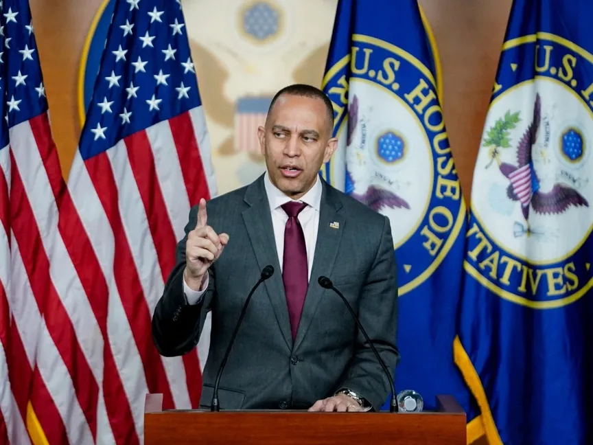 زعيم الأقلية الديمقراطية في مجلس النواب الأميركي حكيم جيفريز خلال مؤتمر صحافي بمقر الكونجرس في واشنطن. 19 مارس 2026 - Reuters