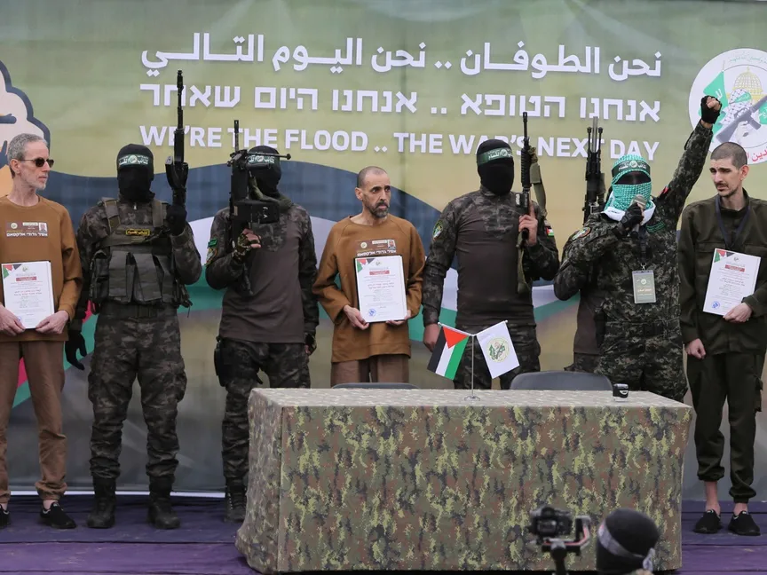 مقاتلو حركة حماس خلال تسليم 3 محتجزين إسرائيليين للصليب الأحمر ضمن اتفاق وقف إطلاق النار، دير البلح، وسط قطاع غزة. 8 فبراير 2025 - Reuters