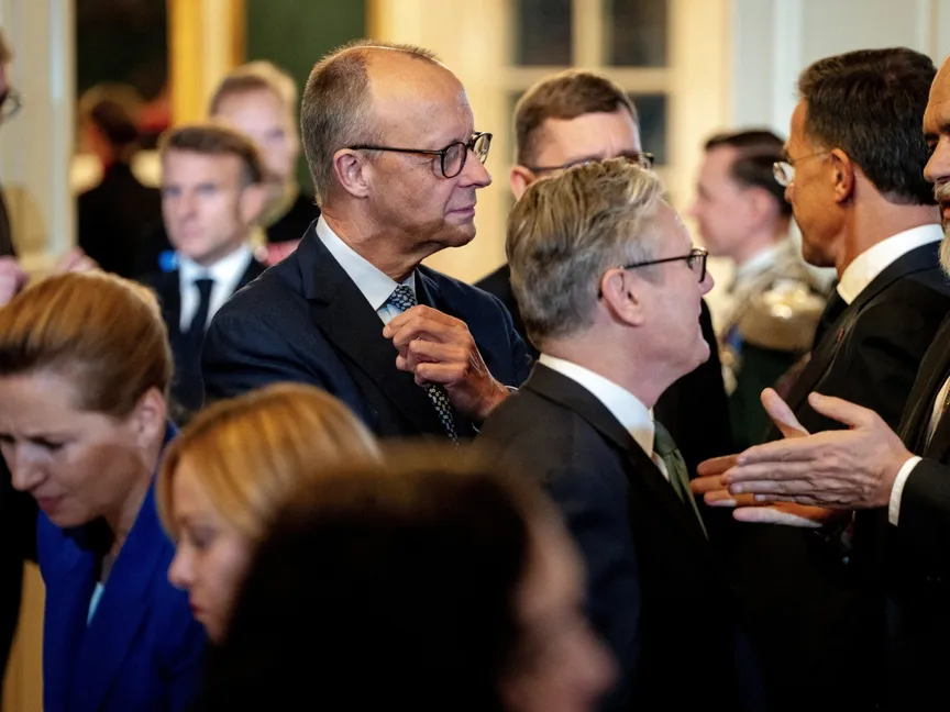 رئيسة وزراء الدنمارك، ميتي فريدريكسن، والمستشار الألماني، فريدريش ميرتس، ورئيس وزراء ألبانيا، إيدي راما، يحضرون عشاءً في القاعة الكبرى بقصر أمالينبورغ، كوبنهاجن، 2 أكتوبر 2025 - Reuters