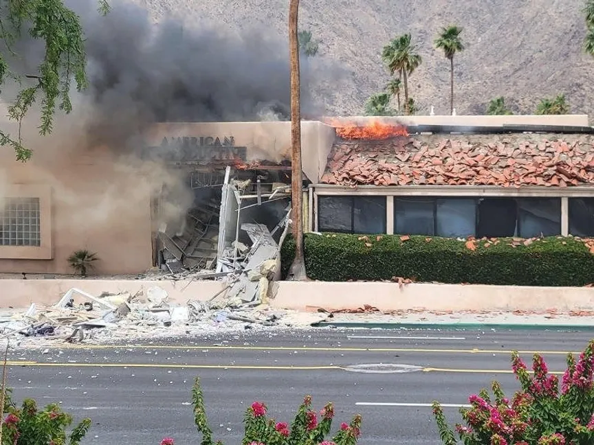 الدمار على واجهة عيادة الخصوبة والإنجاب الأميركية في كاليفورنيا جراء انفجار سيارة. 17 مايو 2025 - X