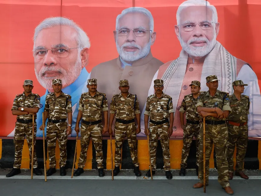 صورة أرشيفية لجنود في الجيش الهندي ينتظرون وصول رئيس الوزراء ناريندرا مودي قبل الانتخابات العامة في غازي آباد. الهند. 6 أبريل 2024 - Reuters