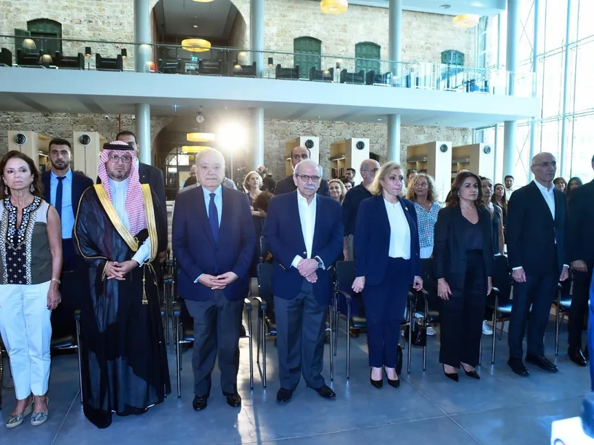 رئيس الوزراء اللبناني نواف سلام في صورة جماعية خلال إحياء الذكرى الخامسة لانفجار مرفأ بيروت، لبنان. 3 أغسطس 2025 - X/@grandserail