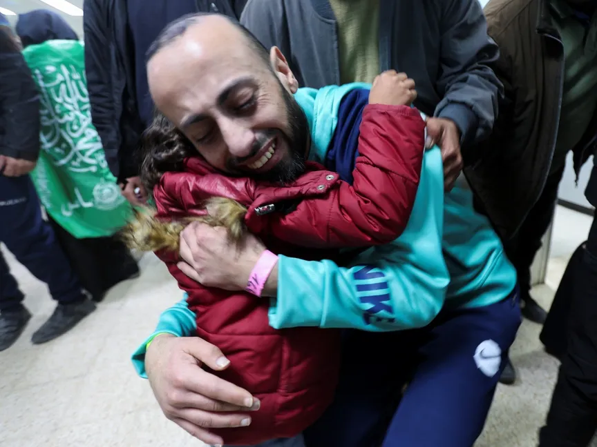 الأسير الفلسطيني المحرر طارق ربيع صافي يعانق ابنته بعد إطلاق سراحه في إطار صفقة تبادل أسرى. خان يونس جنوب قطاع غزة. 15 فبراير 2025 - Reuters