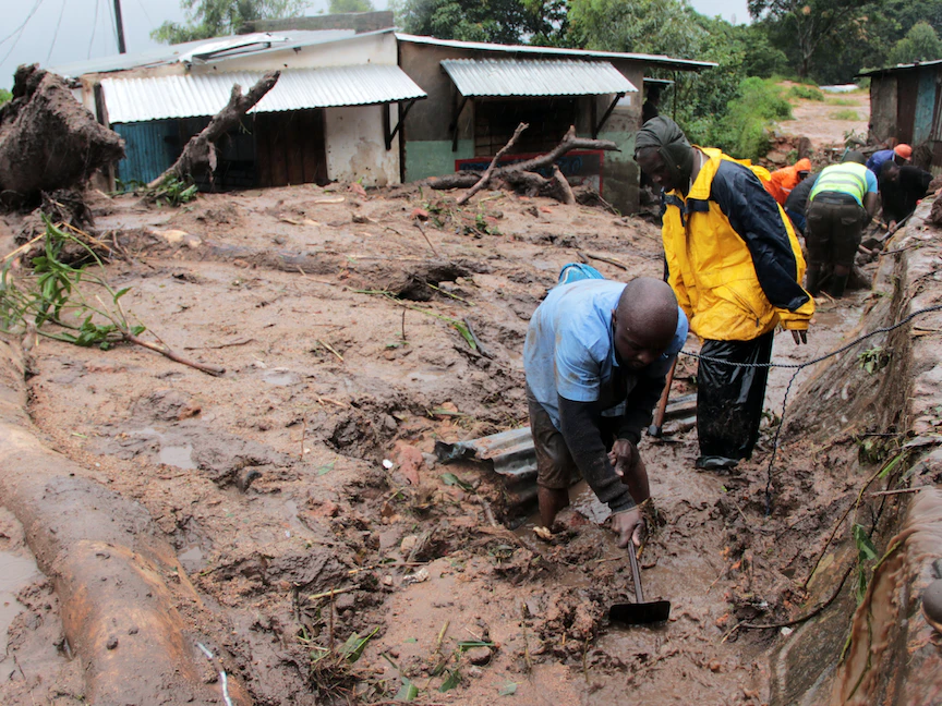 رجال يبحثون عن ناجين وضحايا في الحطام الذي خلفه إعصار "فريدي" في منطقة تشيلوبوي بمدينة بلانتير في مالاوي. 13 مارس 2023 - REUTERS