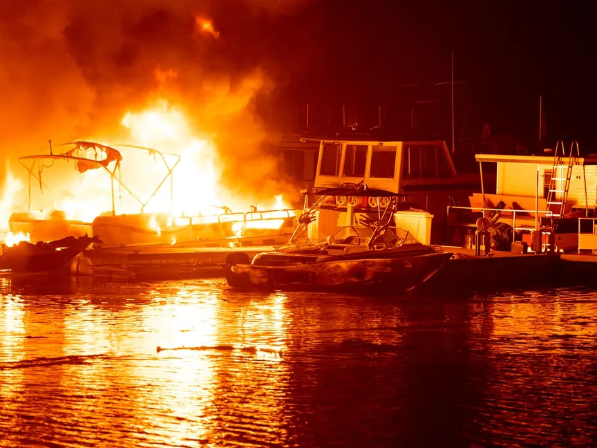 احتراق قوارب راسية في بحيرة بيريسا في كاليفورنيا - 19 أغسطس 2020 - AFP