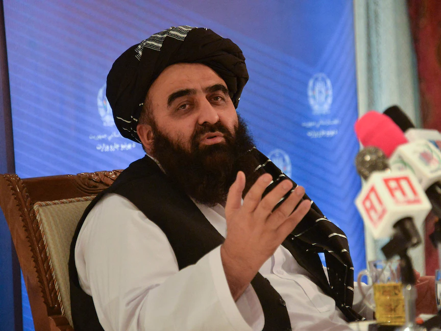 وزير الخارجية في حكومة تصريف الأعمال الأفغانية أمير خان متقي خلال حديثه في مؤتمر صحافي- كابول - 14 سبتمبر 2021 - AFP