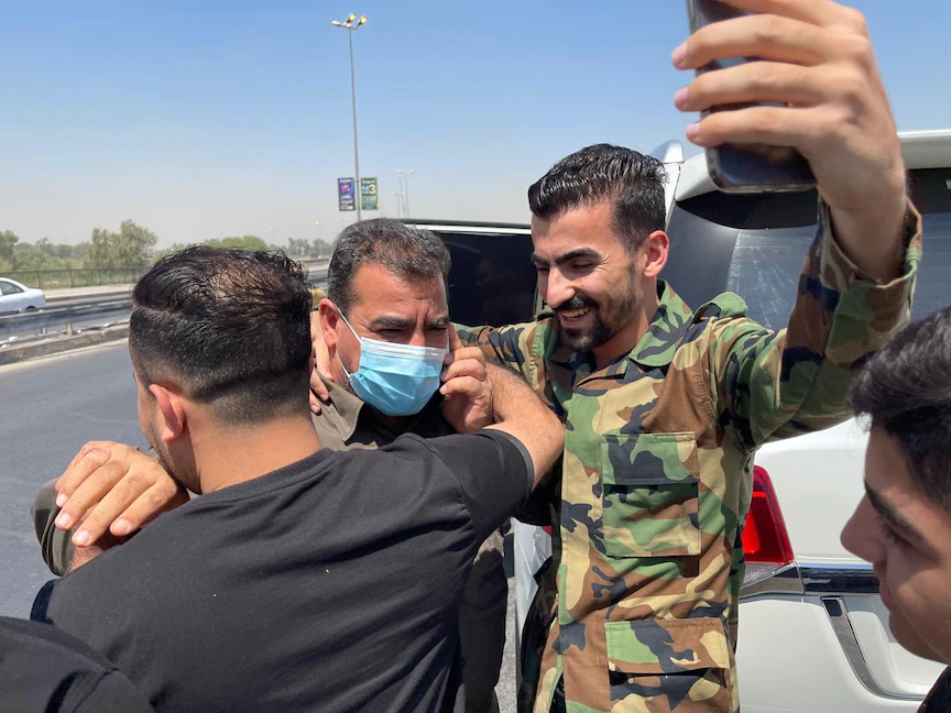 القيادي في "الحشد الشعبي" قاسم مصلح يتوسط أنصاره لحظة إطلاق سراحه - 09 يونيو 2021 - "الشرق"