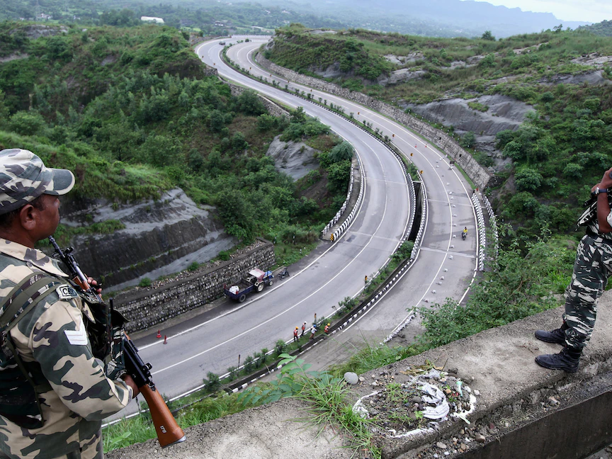 رجال أمن هنود يقفون في الحراسة على طريق جامو - سريناغار السريع في ناغروتا بالقرب من جامو - 14 أغسطس 2019 - AFP