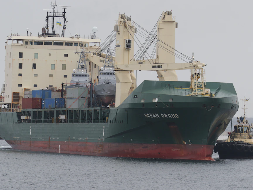 سفينة شحن تحمل زورقين كانا تابعين إلى لخفر السواحل الأميركي تم تجديدهما لتعزيز البحرية الأوكرانية في البحر الأسود - 23 نوفمبر 2021 - REUTERS