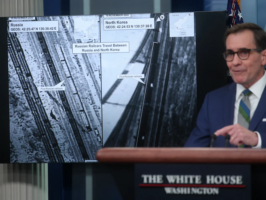 منسق الاتصالات الاستراتيجية في مجلس الأمن القومي التابع للبيت الأبيض جون كيربي يعرض صوراً بالأقمار الاصطناعية يقول إنها تظهر قطارات روسية تنقل أسلحة من كوريا الشمالية. واشنطن الولايات المتحدة 20 يناير 2023 - REUTERS