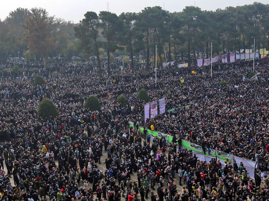 إيرانيون يتجمعون في مظاهرة حاشدة، احتجاجاً على جفاف نهر في محافظة أصفهان، بسبب الجفاف وتحويل مجراه، 19 نوفمبر 2021. - AFP