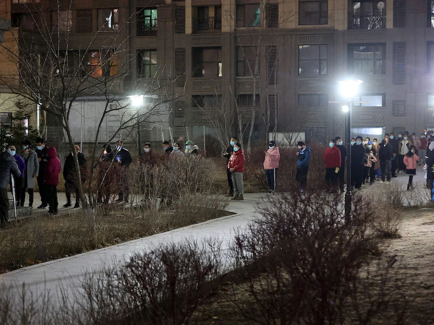 سكان مدينة جيلين يخضعون لاختبارات الحمض النووي لفيروس كورونا بمقاطعة جيلين شمال شرقي الصين - 12 مارس 2022 - AFP