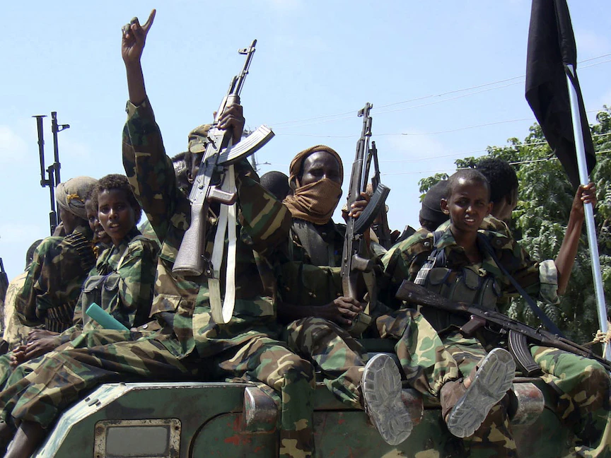 أعضاء من "حركة الشباب" الصومالية قرب العاصمة مقديشو - 01 يناير 2010 - REUTERS