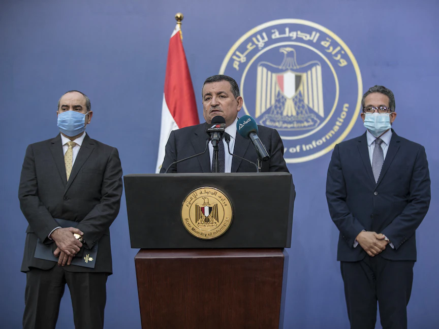 وزير الإعلام المصري أسامة هيكل (وسط) خلال مؤتمر صحافي مع وزير الطيران المدني ووزير السياحة والآثار في القاهرة- 14 يونيو 2020 - AFP