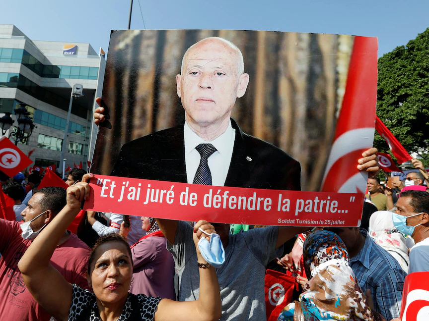 أنصار الرئيس التونسي قيس سعيّد يحتشدون في العاصمة لدعم خطوته تعليق عمل البرلمان وإقالة الحكومة - 3 أكتوبر 2021 - REUTERS